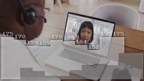 animación de procesamiento de datos digitales sobre empresario afroamericano en llamada de video portátil