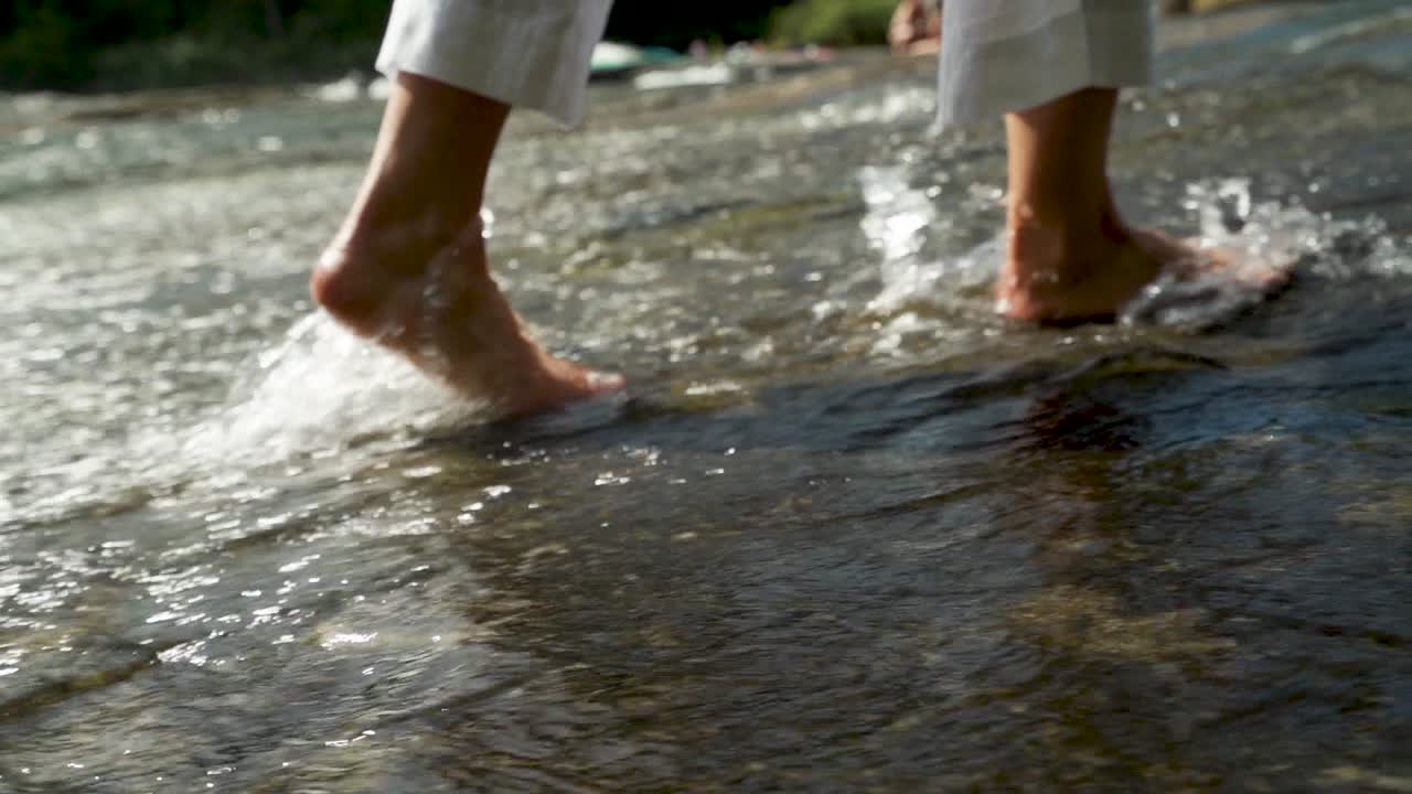 Gerak Lambat Kaki Berjalan Melalui Air di Sungai