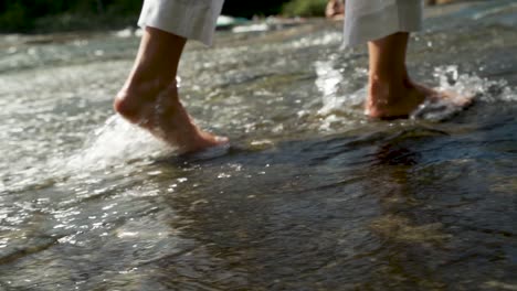 Movimiento-Lento-De-Pies-Caminando-Por-El-Agua-De-Un-Río