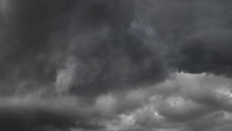 Ein-Dramatischer-Zeitraffer-Aus-Wolken-Und-Gewitter-In-4K