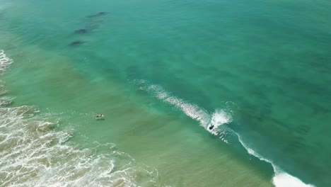 surfista siendo aniquilado por la ola