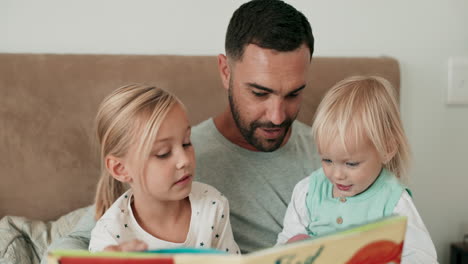 Padre,-Hijos-Y-Lectura-De-Libros-En-El-Dormitorio