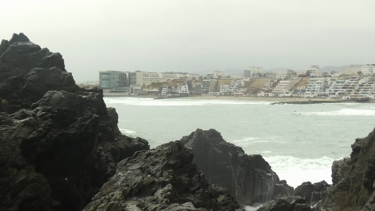un agujero de soplo o un géiser marino que rocía agua