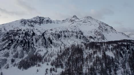 Majestätischer-Schweizer-Berg-Im-Winter