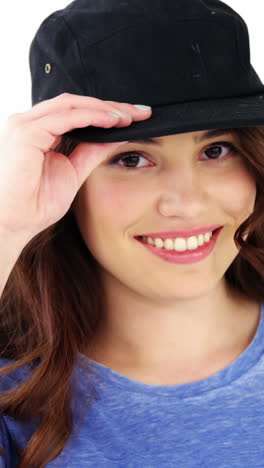 hermosa mujer ajustando el gorro