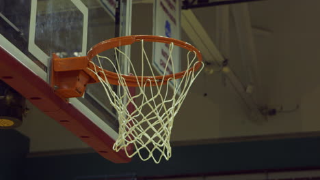 Los-Balones-De-Baloncesto-Se-Disparan-En-El-Aro-Durante-La-Práctica-Desde-Un-Primer-Plano-De-ángulo-Bajo