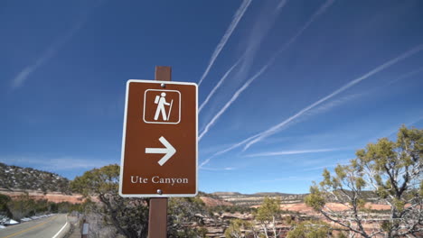 señal de carretera de la ruta de senderismo del cañón de ute en el parque del monumento nacional de colorado, ee.uu.