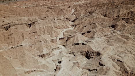 Entdecken-Sie-Die-Beeindruckende-Schönheit-Der-Felsformationen-Von-Atacama-Auf-Ganz-Neue-Weise-Durch-Atemberaubende-Drohnenaufnahmen,-Die-Das-Raue-Gelände-Der-Wüste-Von-Oben-Einfangen