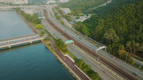 Vista-Aérea-De-La-Conexión-De-La-Carretera-Principal-De-La-Autopista-De-La-Ciudad-Asiática-Metropolitana-China-De-Hong-Kong-Durante-Las-Horas-Pico