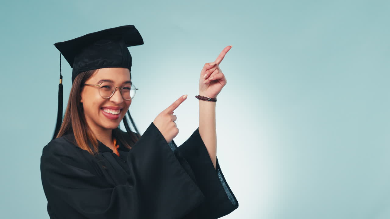cara, graduación y mujer con promoción