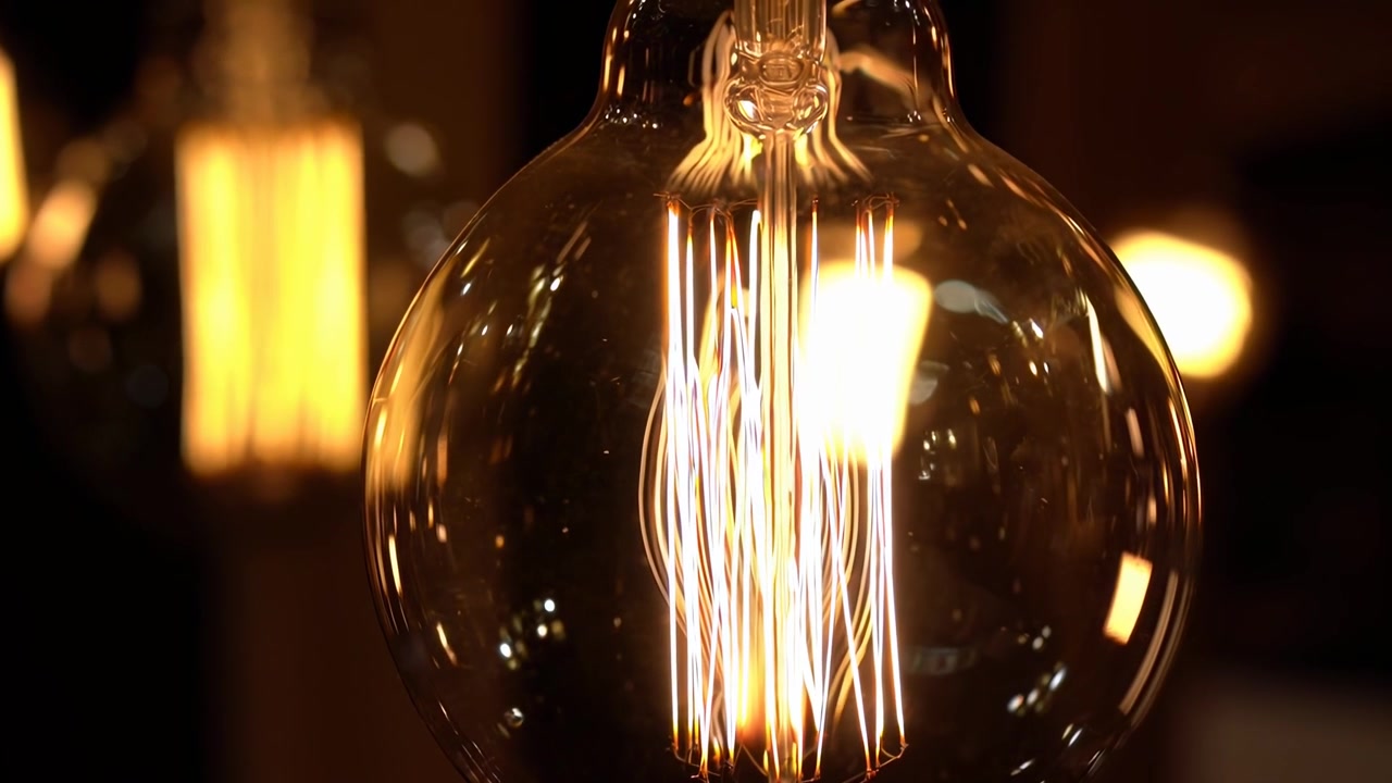 Close-up de uma Lâmpada Edison Vintage com Filamento Incandescente
