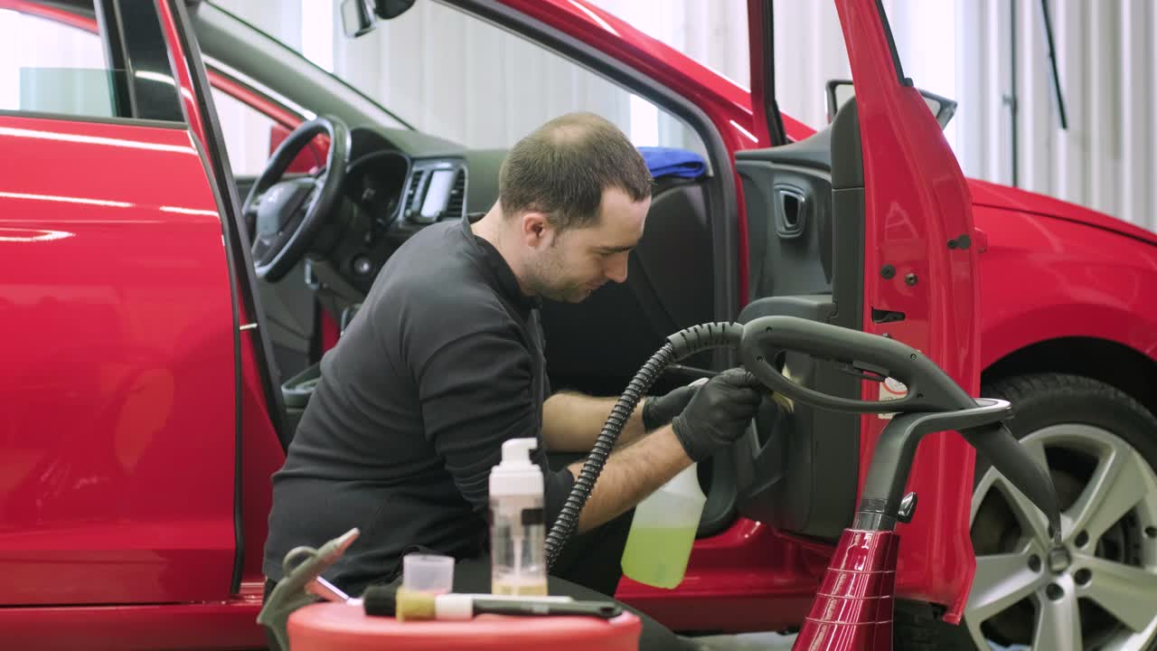 limpieza profesional de automóviles. lavado de sars. detalles interiores. limpieza en seco y detalles del interior de un automóvil. limpeza profunda de asientos. limpeza de espuma en el lavado de automóviles; limpieza del panel del automóvil del polvo. una aspiradora
