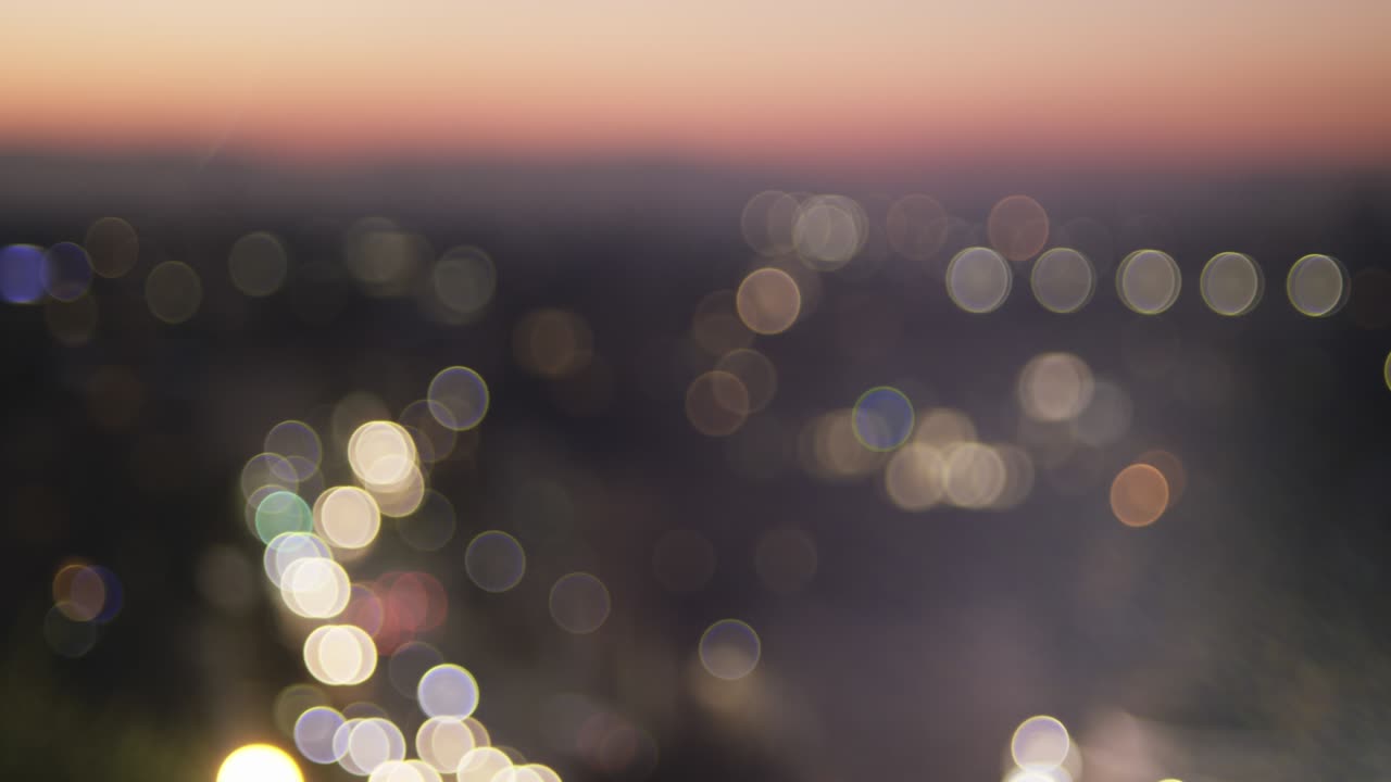 paisaje urbano del horizonte al atardecer - imágenes conceptuales de bokeh borrosas desfocadas con círculos de luz brillantes