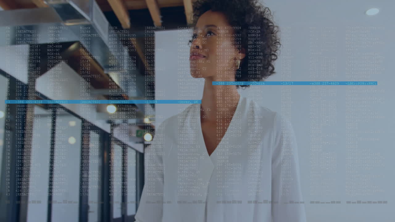 animación del procesamiento de datos financieros sobre una mujer de negocios biracial en la oficina