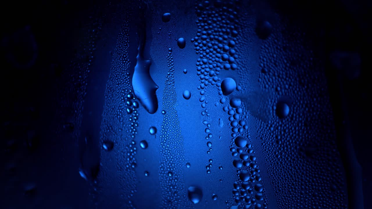 차가운 표면에 떨어지는 물방울