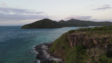 Pareja-Disfrutando-De-Una-Romántica-Puesta-De-Sol-Desde-Un-Mirador-Sobre-El-Acantilado-En-La-Isla-Drawaqa