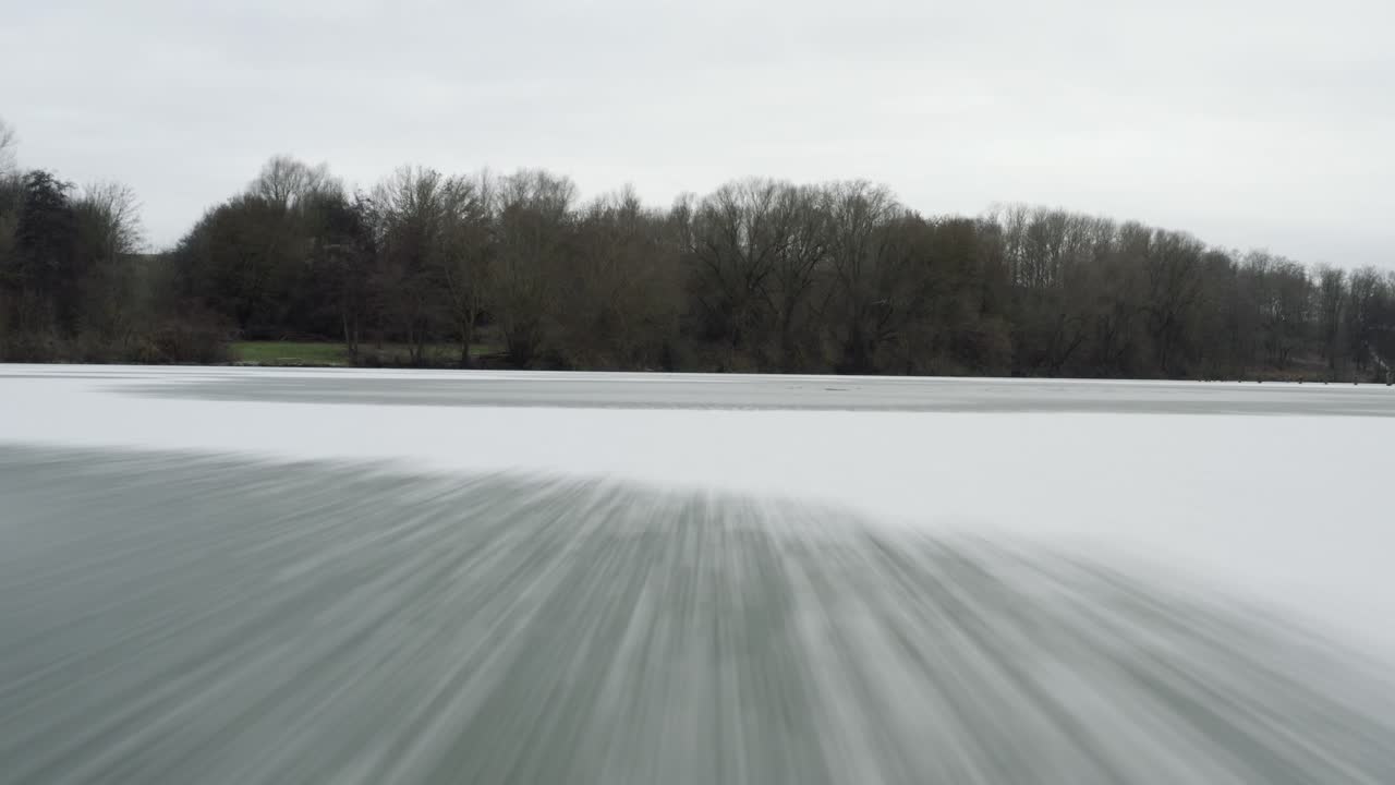 독일의 얼어붙은 호수 위로 매우 가까이 날아가는 4k 드론의 드론 항공 영상