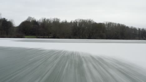 imágenes aéreas de drones de un dron de 4k volando muy cerca de un lago congelado en alemania