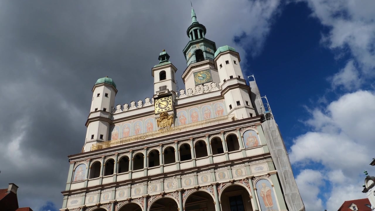 Nuvole dense che passano sopra il municipio con movimento della telecamera. Poznan, Polonia.