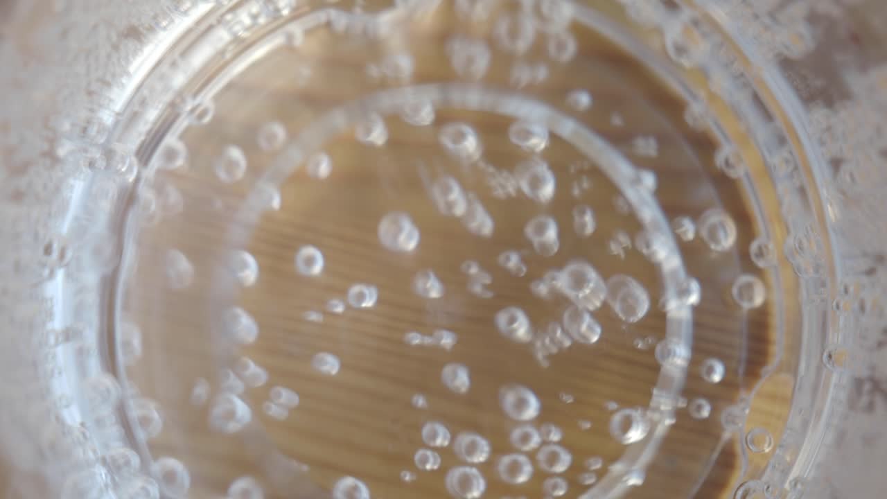 물 한 잔에 있는 거품의 클로즈업