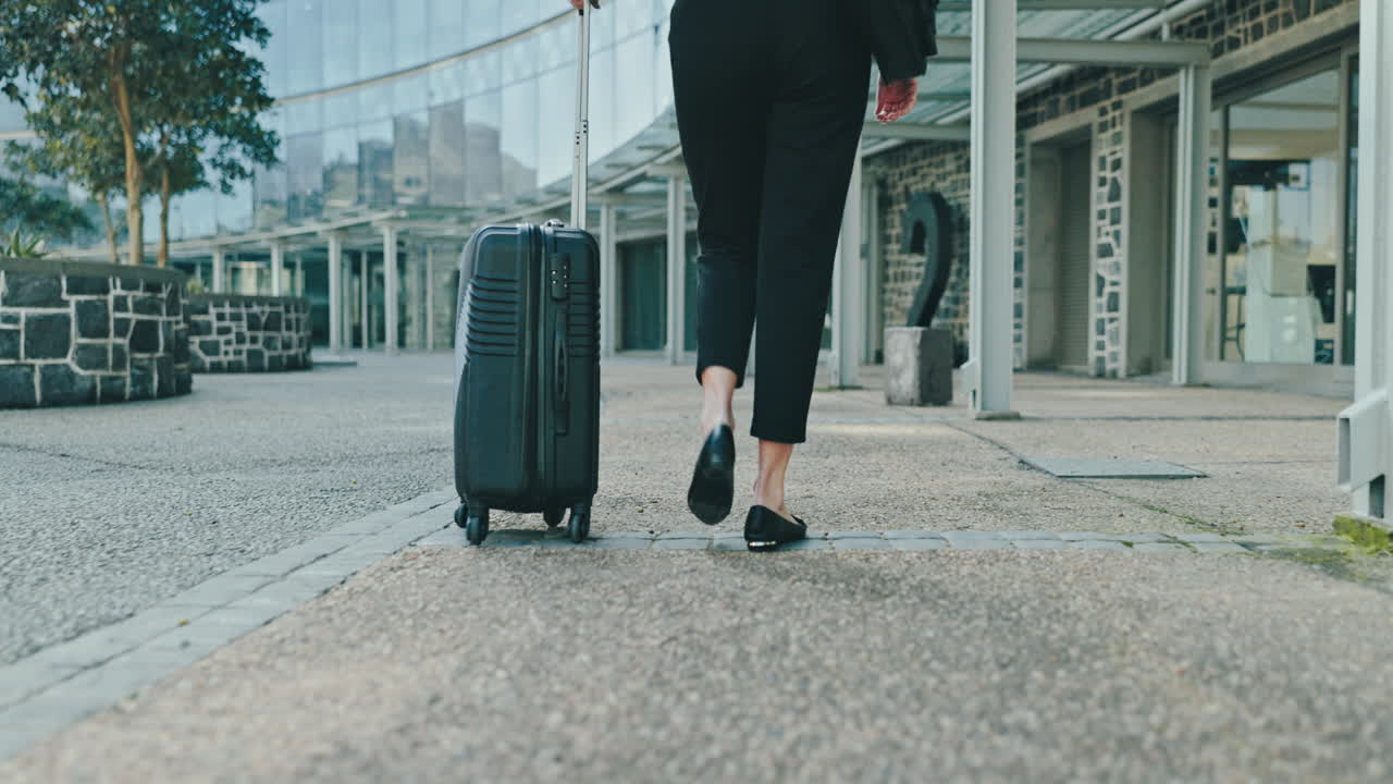 Espalda, maleta y una mujer de negocios caminando hacia