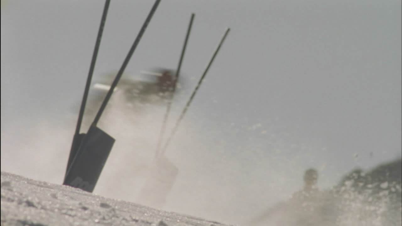 내리막 코스를 달리는 알파인 스키어