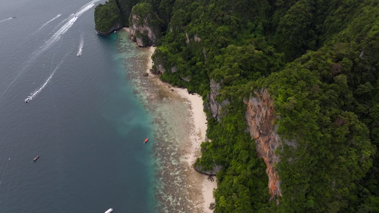imágenes de drones de las islas phiphi en tailandia imágenes de increíbles paisajes tailandeses naturaleza increíble con rocas locas, playas, colinas, océano adn barcos