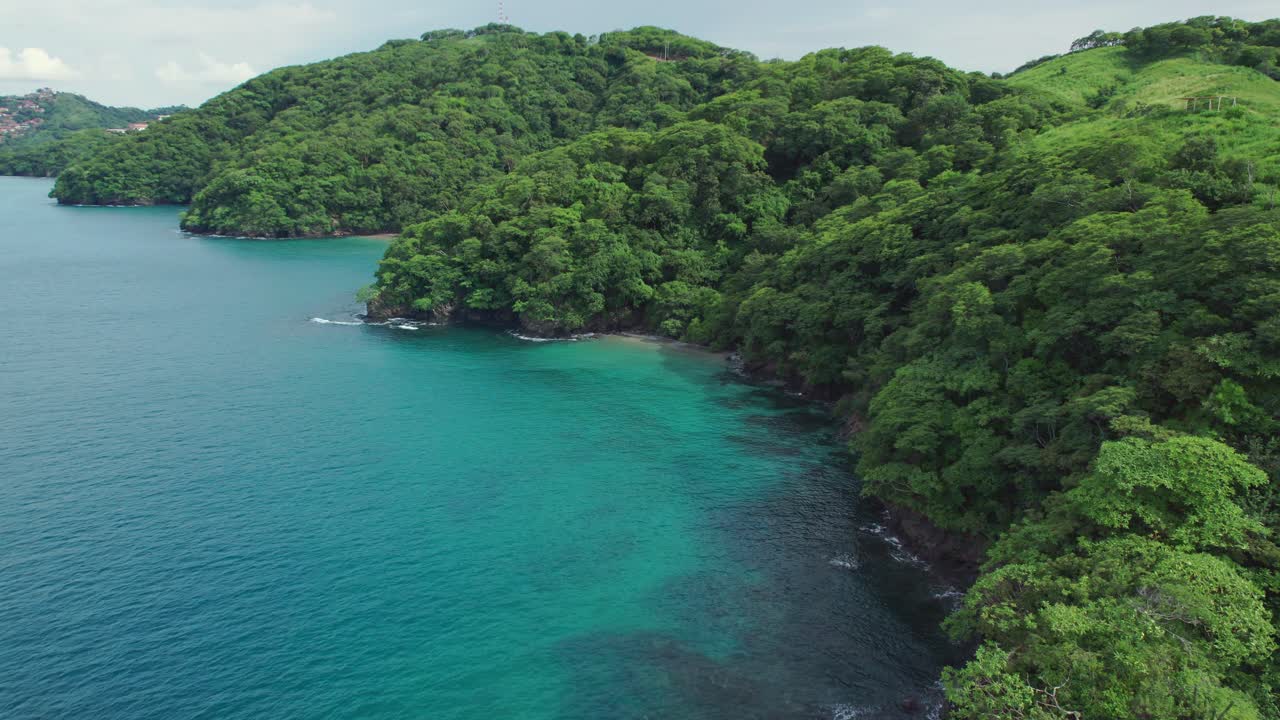 vista desde un avión no tripulado de la playa penca en guanacaste, costa rica