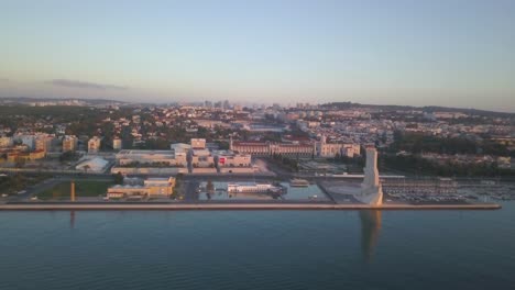 Watching-the-"Padrão-dos-Descobrimentos"-over-river-in-a-huge-sunrise