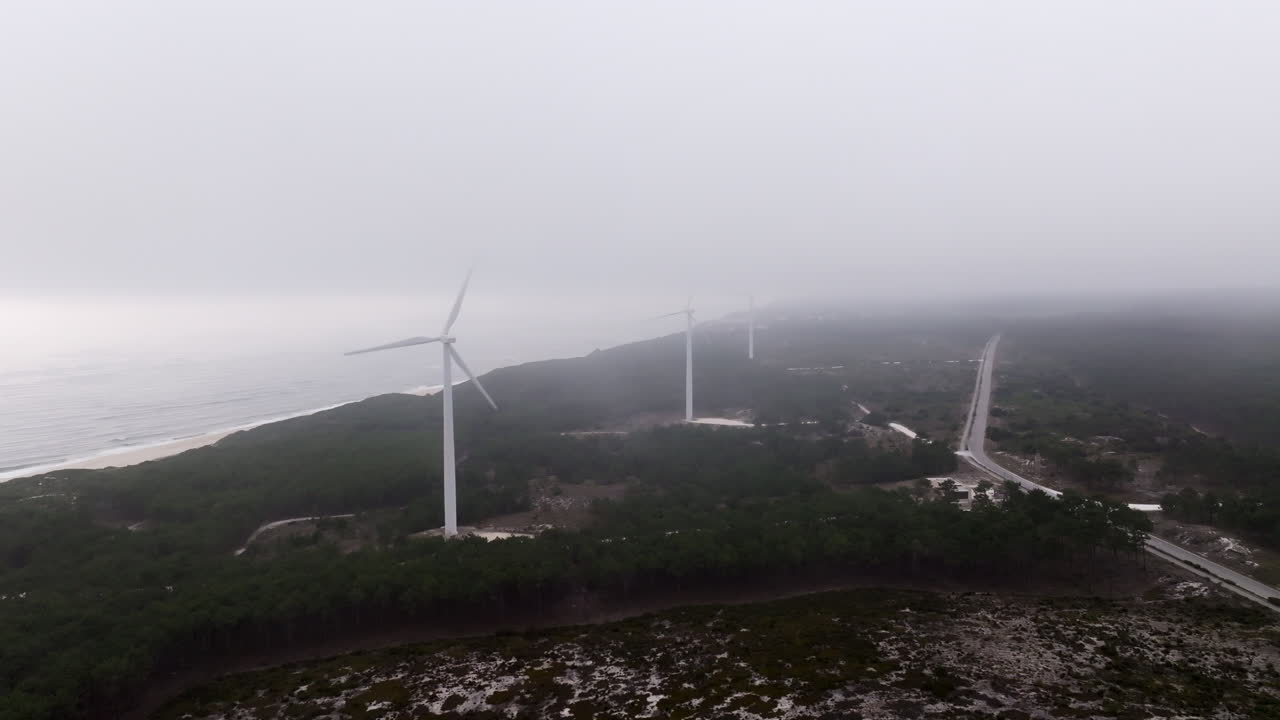 안개 속의 해안 풍력 발전소