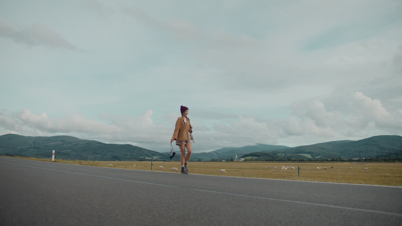 흐린 하늘 아래 농장에서 길을 고 있는 여성 관광객