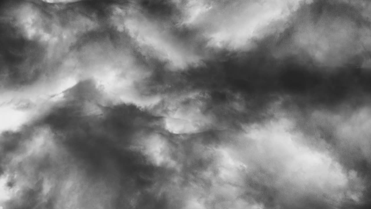 tormentas eléctricas que ocurren en las nubes sobre el cielo y rayos