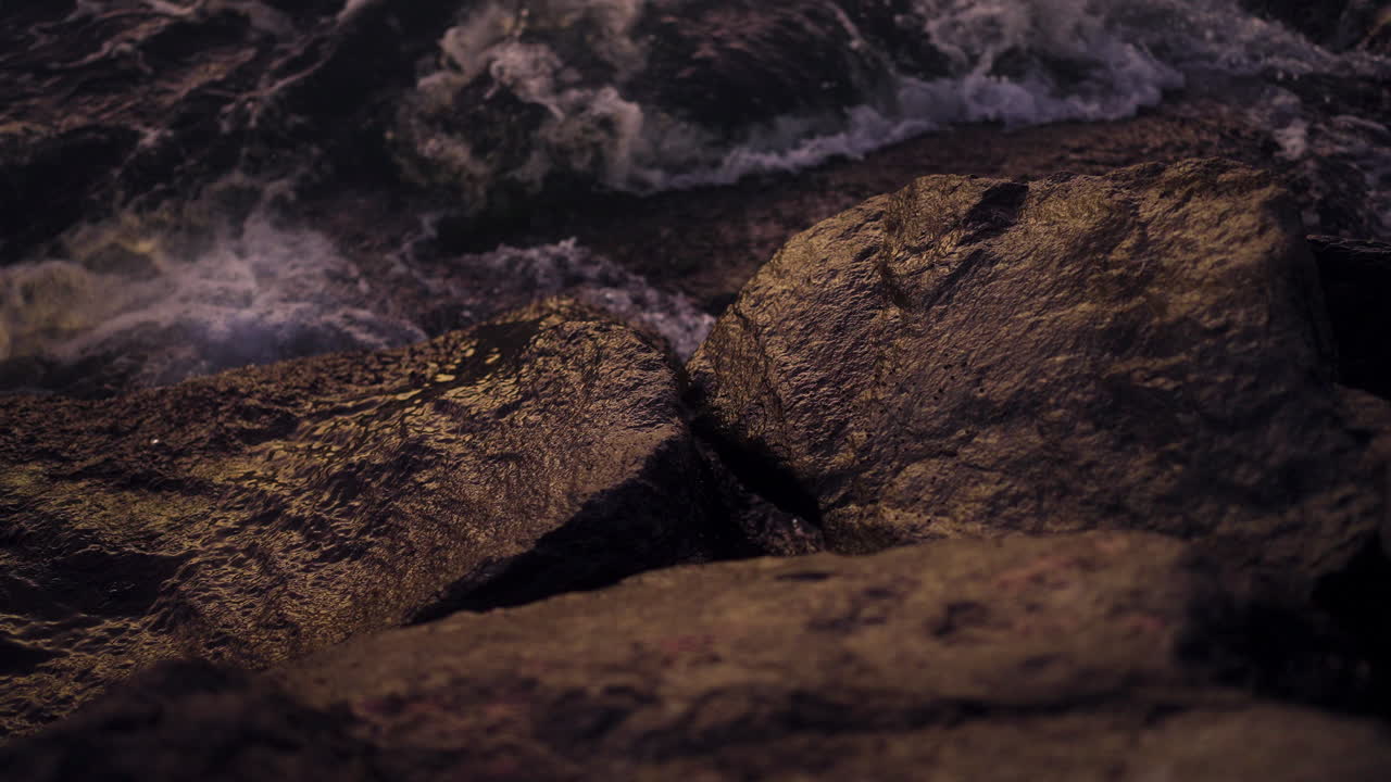 Rocce scure e onde di notte