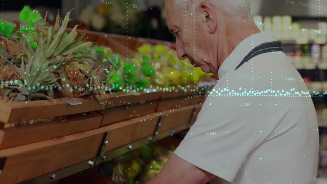 Animazione di elaborazione dati su uomo anziano che seleziona prodotti al supermercato