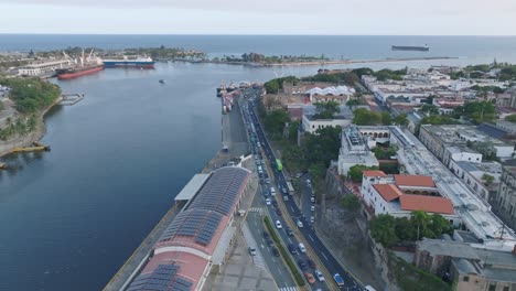 Vista-Aérea-De-La-Avenida-Del-Puerto,-República-Dominicana--Tiro-Panorámico