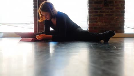 bailarina usando un teléfono móvil