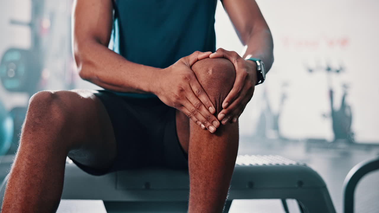 Man experiencing knee pain in gym