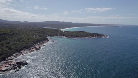 Sloop-Rock-Lookout-Y-Taylors-Beach-Vistos-Desde-Un-Rincón-Acogedor-En-La-Bahía-De-Binalong,-Tasmania