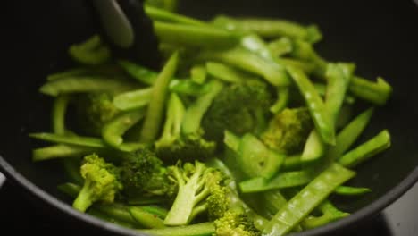 Cocinero-De-Cultivo-Freír-Judías-Verdes-Frescas-Y-Pimiento-Con-Brócoli-En-Una-Sartén