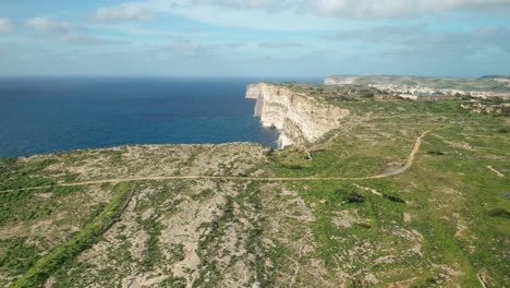 antena: empinadas laderas de los acantilados de ta cenc cerca del mar mediterráneo azul en un día ventoso