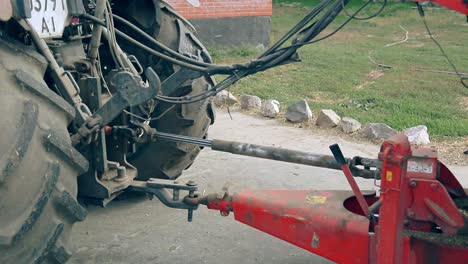 Tractor-Agrícola-Con-Remolque-En-Granja-Lechera.-Maquinaria-De-Agricultura