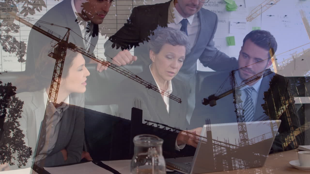 анимация строительной площадки над различными деловыми людьми, разговаривающими