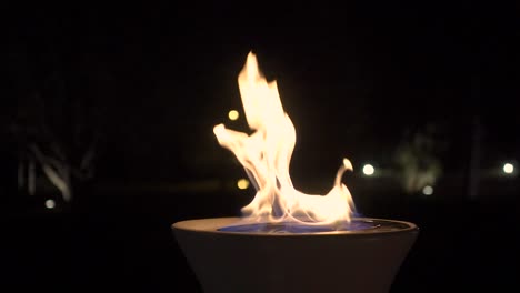 fogo orbitando filmado em câmera lenta à noite