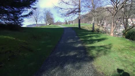 Landåsparken-En-Bergen,-Noruega-En-Un-Día-Soleado-Con-Skyes-Azules