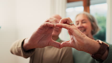 cuore, mani e coppia senior con amore