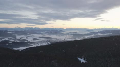 Toma-Aérea-De-Un-Impresionante-Paisaje-Invernal-Con-Un-Pequeño-Pueblo-Al-Fondo