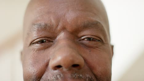 Retrato-De-Ojos-Felices-De-Un-Anciano-Afroamericano-En-Casa,-Cámara-Lenta