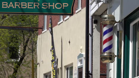 letrero de barbería y poste de barbero giratorio