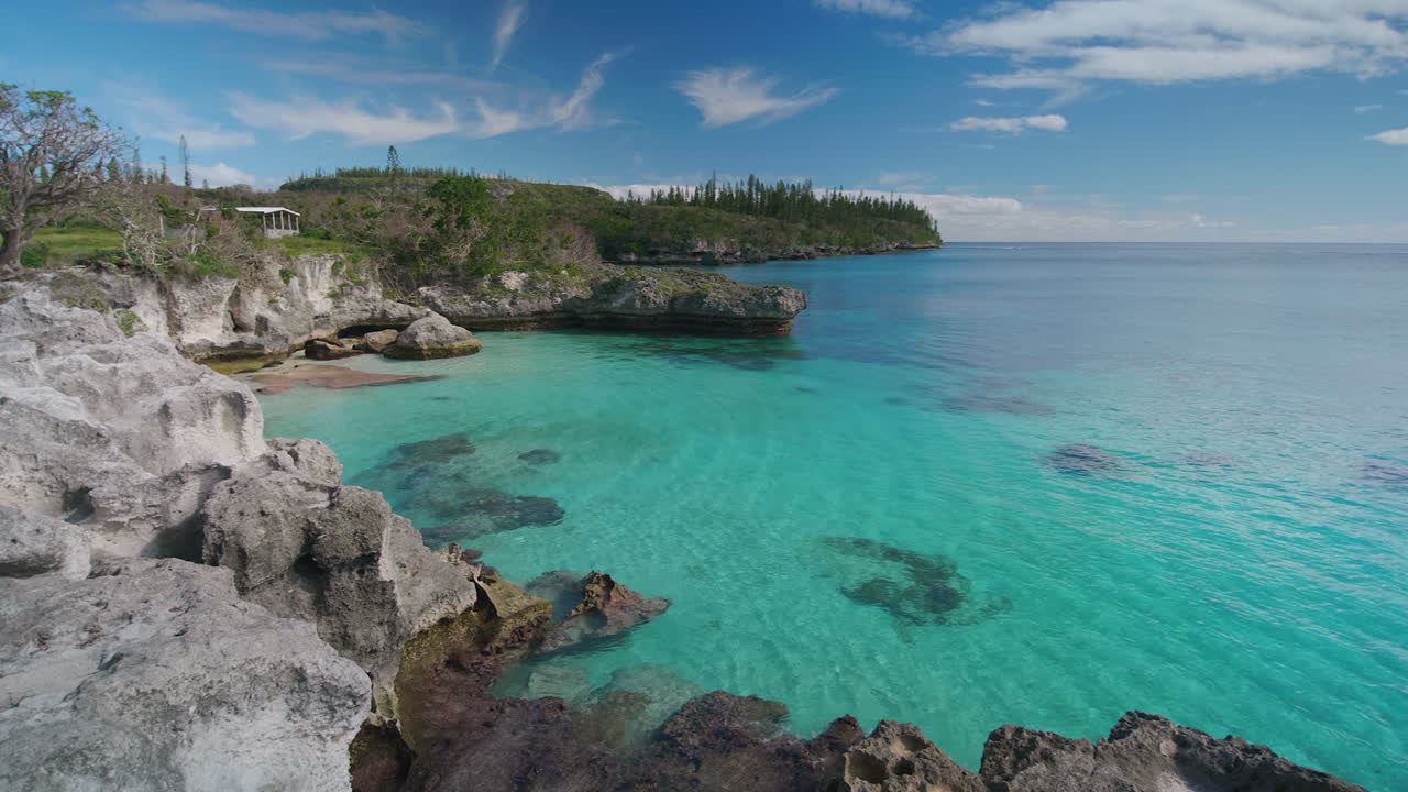 항공: 한적한 만과 청록색 산호 바다, 마레 섬 뉴 칼레도니아, 4k 보기