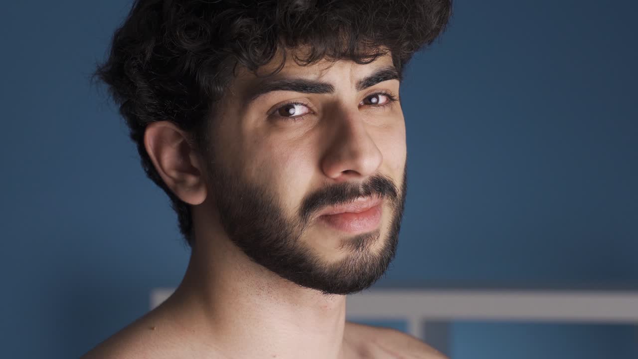 Giovane uomo triste, depresso e indifeso che piange.